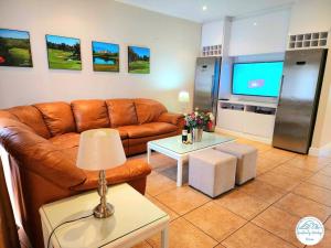 TV a/nebo společenská místnost v ubytování Villa T14 - Selborne Golf Estate