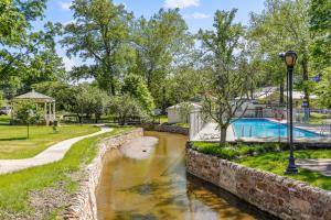 Kolam renang di atau dekat dengan Creekside Fun Dog-friendly, Games & Fire Pit