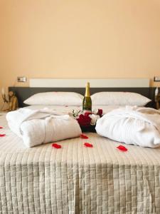 Una cama con una botella de vino encima. en B&B Comfort Room 93, en Benevento
