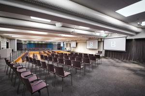una sala conferenze con un mucchio di sedie di Hotel Birger Jarl a Stoccolma