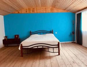 Camera blu con letto a parete blu di Cozy Qorte a Lentekhi