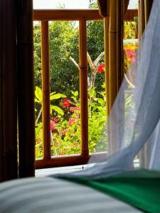 Penida Bambu Green Villas外面的花园