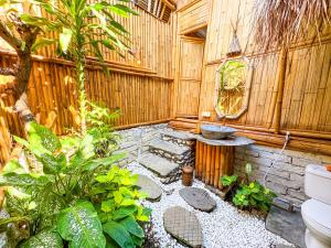Penida Bambu Green Villas外面的花园