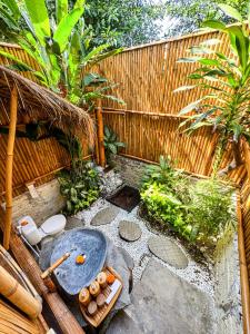 Penida Bambu Green Villas外面的花园