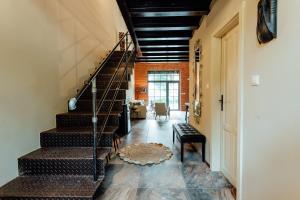 a hallway with stairs and aoyer with a table at Fajnové apartmány in Vyhne