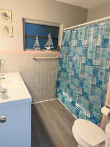 Koupelna v ubytování Great Home Close to shops, FIT, Beaches,and Space X