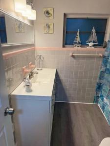 Koupelna v ubytování Great Home Close to shops, FIT, Beaches,and Space X