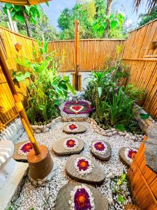 Penida Bambu Green Villas外面的花园