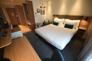 Postel nebo postele na pokoji v ubytování Holiday Inn Dijon Sud - Longvic by IHG