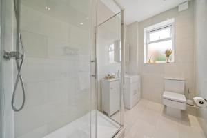 Phòng tắm tại London Wembley Luxury Stay 2BR Apartment next to stadium with Free Parking