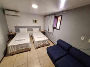 un salon avec deux lits et un canapé dans l'établissement Flat a 450 metros do centro - Praia da Pipa, à Pipa