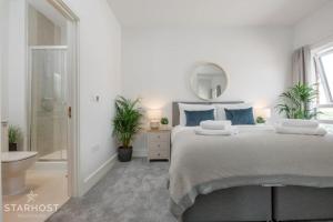En eller flere senge i et værelse på StarHost Residences - Spacious 2-bed Apartment in Central Newbury