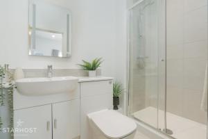 Et badeværelse på StarHost Residences - Spacious 2-bed Apartment in Central Newbury + 14 billeder