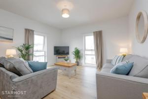 Et tv og/eller underholdning på StarHost Residences - Spacious 2-bed Apartment in Central Newbury