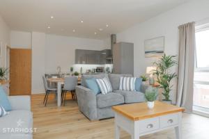 Køkken eller tekøkken på StarHost Residences - Spacious 2-bed Apartment in Central Newbury