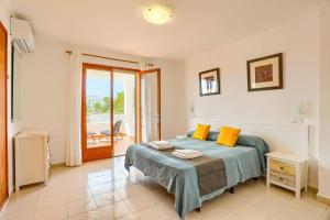 A bed or beds in a room at Villa Pou Dor by Villa Plus Még 27 kép