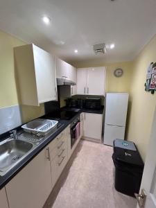 Η κουζίνα ή μικρή κουζίνα στο Southampton Dockside Stay by CB Stays