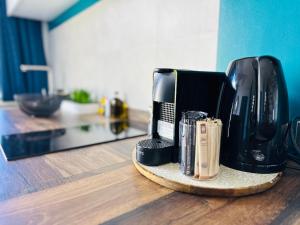 uma cafeteira sentada num balcão numa cozinha em Tahitian Good Vibes em Punaauia
