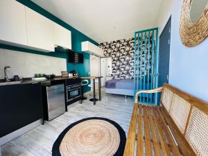 uma cozinha com um banco de madeira num quarto em Tahitian Good Vibes em Punaauia