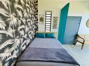 uma cama num quarto com uma parede em Tahitian Good Vibes em Punaauia