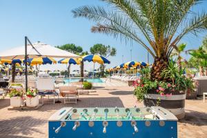 Bazén v ubytování Hotel Bellevue nebo v jeho okolí