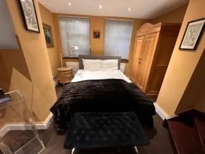 een slaapkamer met een bed met een zwarte deken bij Das KONTOR in Bremen