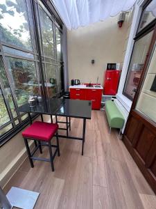 een kamer met een tafel, stoelen en ramen bij Das KONTOR in Bremen