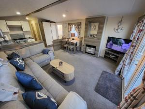 TV a/nebo společenská místnost v ubytování Coastal Hideaway Withernsea