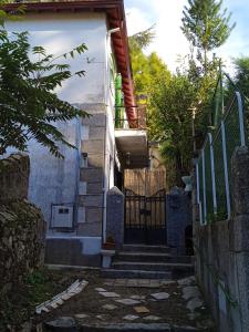 una escalera que conduce a un edificio con una puerta en Albergue Gatera House, en Cercedilla
