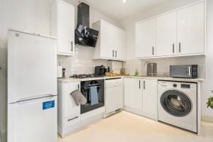 Nhà bếp/bếp nhỏ tại London Wembley Luxury Stay 2BR Apartment next to stadium with Free Parking +18 ảnh