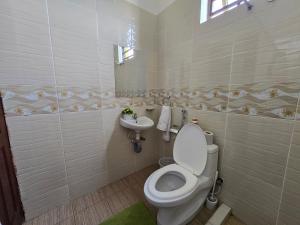 Koupelna v ubytování Lakeview 1bed with Lift Tuffoam Apt Ksm + 6 fotografií