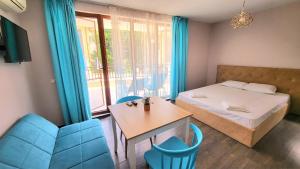 Ένα ή περισσότερα κρεβάτια σε δωμάτιο στο VIP Apartments in Sozopol +149 φωτογραφίες