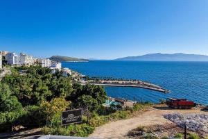 een groep mensen op een dok in het water bij Słoneczny brzeg in Sarandë