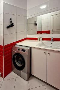 een keuken met een wasmachine en een wastafel bij Słoneczny brzeg in Sarandë