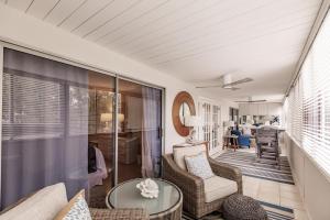 Χώρος καθιστικού στο 1055-206 High-Rise Luxury 75 Yards From the Shore