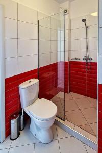 een badkamer met toilet en glazen douche bij Słoneczny brzeg in Sarandë +5 foto's