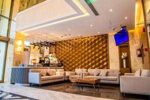 a lobby with couches and a wall with a yellow at فندق فيجن دايموند in Makkah
