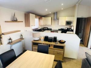 Η κουζίνα ή μικρή κουζίνα στο Lodge MP626 - Camber Coast Holidays Ltd