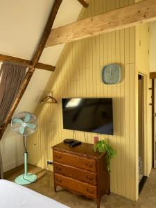 TV a/nebo společenská místnost v ubytování B&B Suupmarkt + 37 fotografií