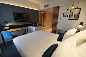 Postel nebo postele na pokoji v ubytování Holiday Inn Dijon Sud - Longvic by IHG