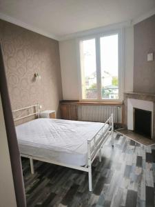 Ένα ή περισσότερα κρεβάτια σε δωμάτιο στο Maison de Maître dans le Perche