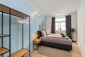 a bedroom with a bed and a window at SweetHome - Studio Apartments, super Zentral, Parkplatz in Eisenach
