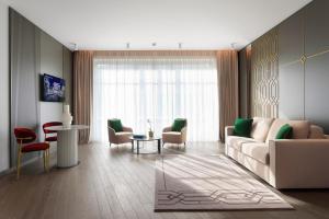 斯特雷萨Boutique Hotel Stresa的客厅里有一张沙发、几把椅子和一张桌子