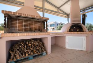 Kalopsia Luxury Apartment Near Chania في مدينة خانيا: شواية بها مجموعة من الطعام