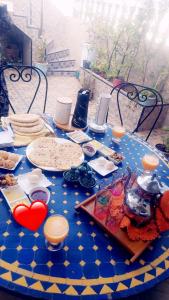 een blauwe tafel met eten op een blauw-witte bij Mogador Authentique T6 in Essaouira +30 foto's