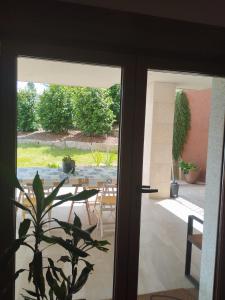 eine Tür, die auf eine Terrasse mit einem Tisch und Stühlen führt in der Unterkunft La casita del bosque in Lugo