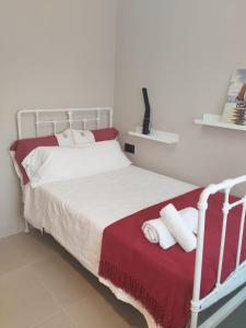 1 Schlafzimmer mit einem weißen Bett und 2 Handtüchern in der Unterkunft La casita del bosque in Lugo