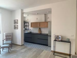 cocina con encimera, mesa y silla en Casa Florian, en CastellʼAlfero