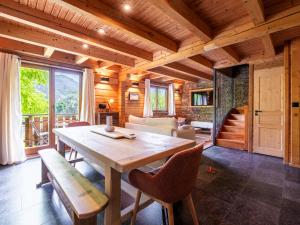 a dining room with a wooden table and chairs at BOIS DE CHAMPELLE - 28 - Sublime CHALET 8 Pers in Morillon