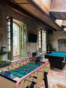 a room with a pool table and ping pong tables at Château de la Thibaudière - Chambre des oiseaux in Allonnes
